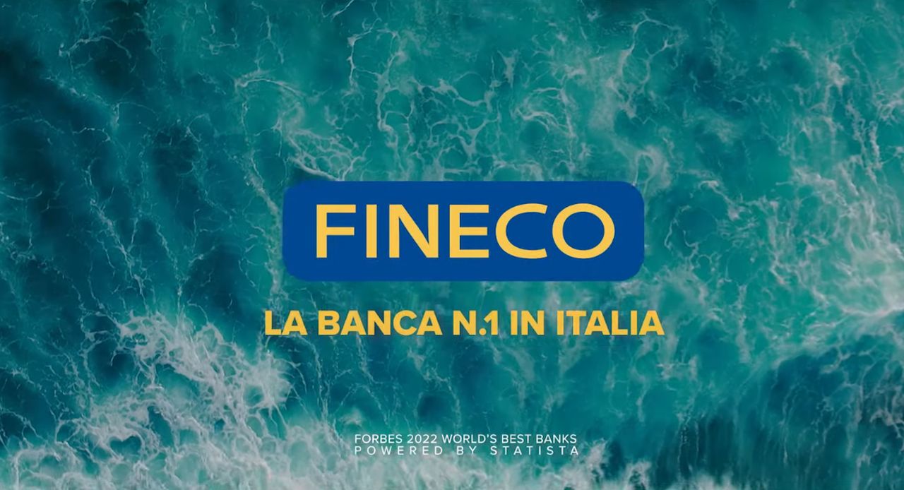Il logo di Fineco e alcuni slogan con l'immagine di un'onda che si infrange sullo sfondo