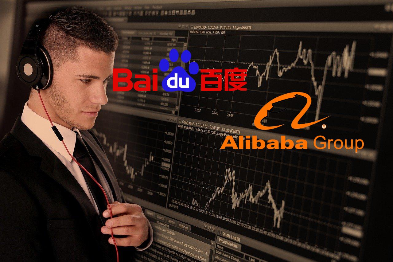 trader con sullo sfondo un video di trading e loghi Alibaba e Baidu