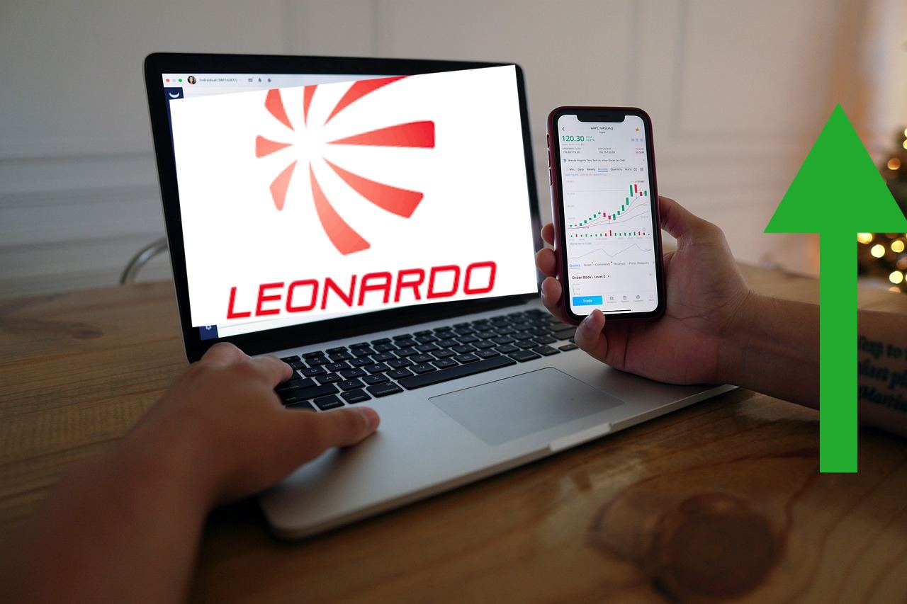 laptop con trading room e logo di Leonardo