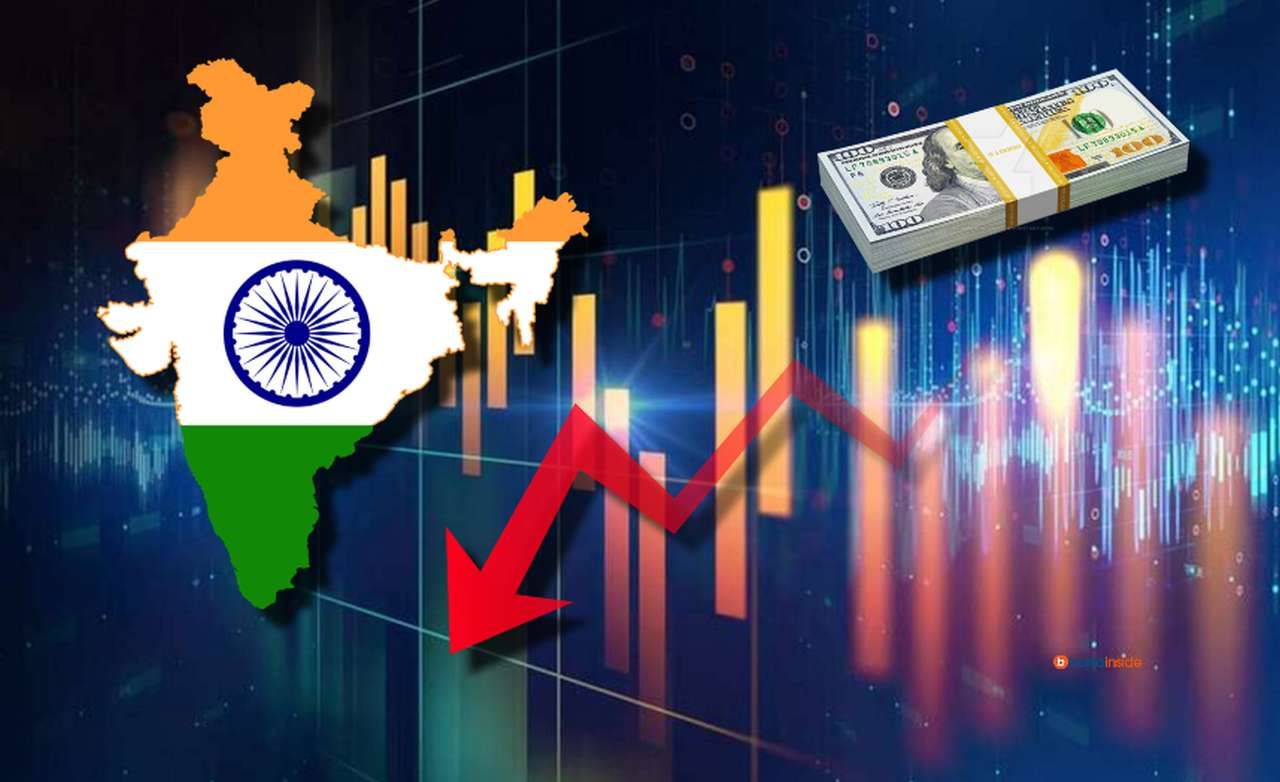 un grafico finanziario e una freccia verso il basso, con la bandiera dell'India racchiusa nei confini dello Stato e una mazzetta di dollari in sovrimpressione