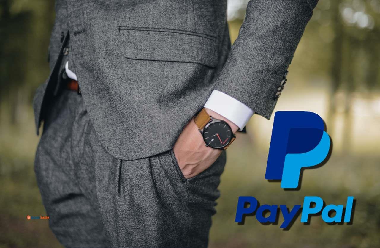 un uomo in giacca e cravatta in uno spazio verde e il logo di PayPal in sovrimpressione in basso a destra