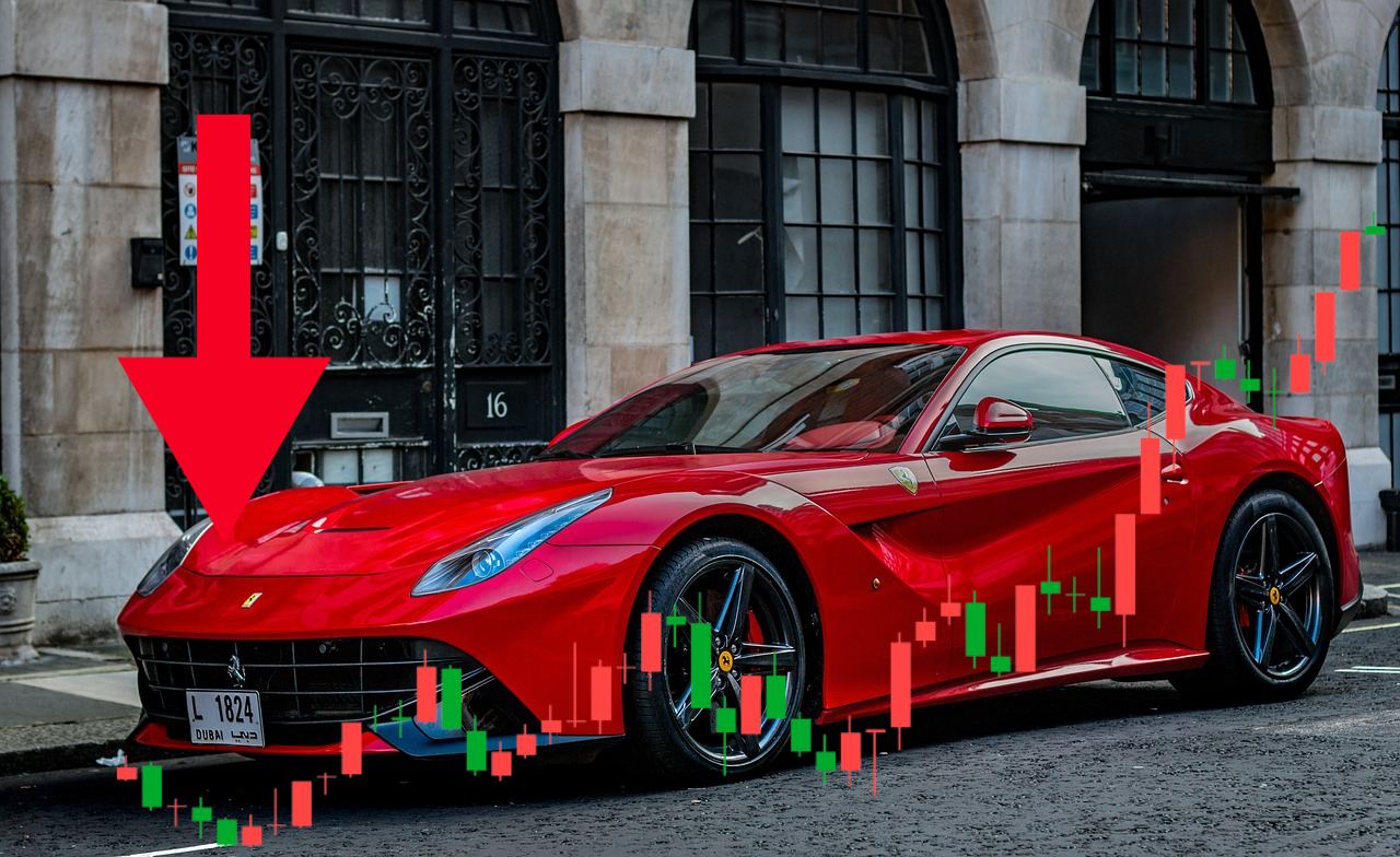 una Ferrari berlina parcheggiata con sovraimpresso un grafico di borsa
