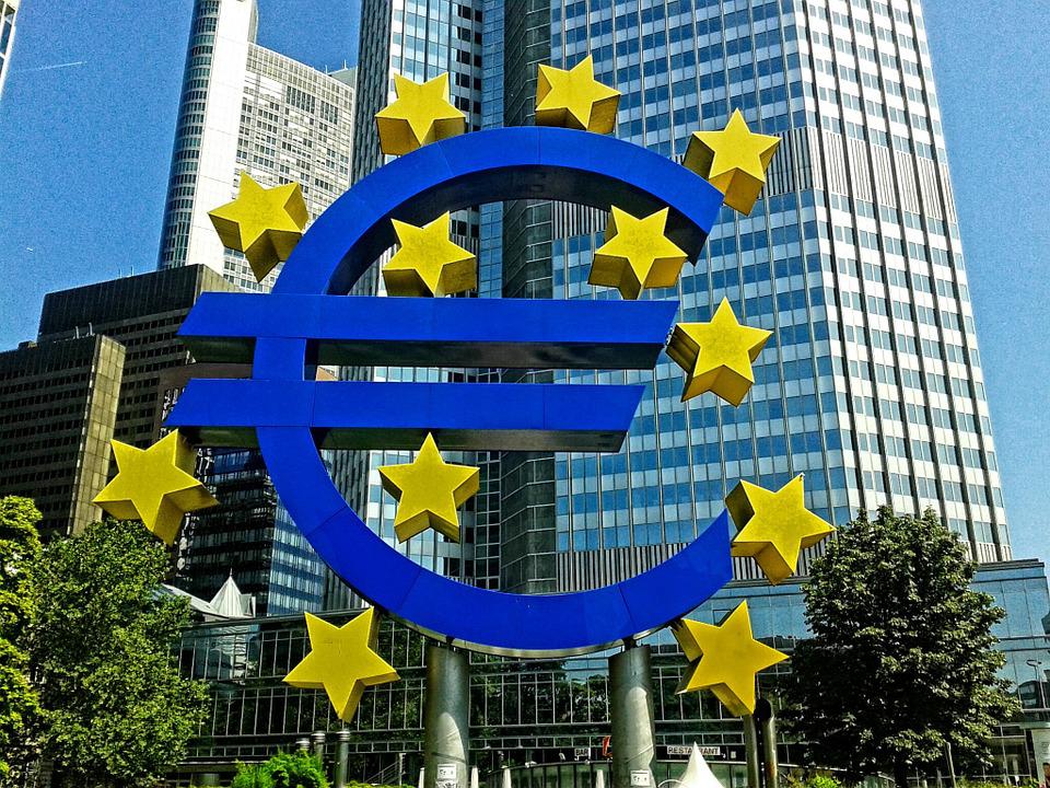 simbolo euro e palazzo BCE di Francoforte