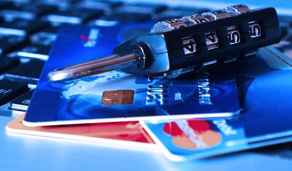 carte di credito e lucchetto su tastiera pc