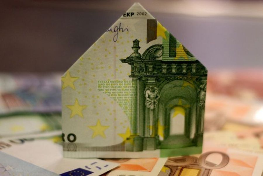 banconota da 100 euro piegata a forma di casetta
