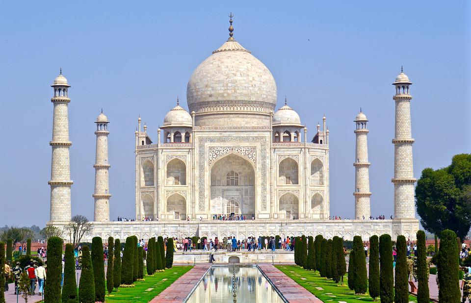 India Taj Mahal e cielo azzurro