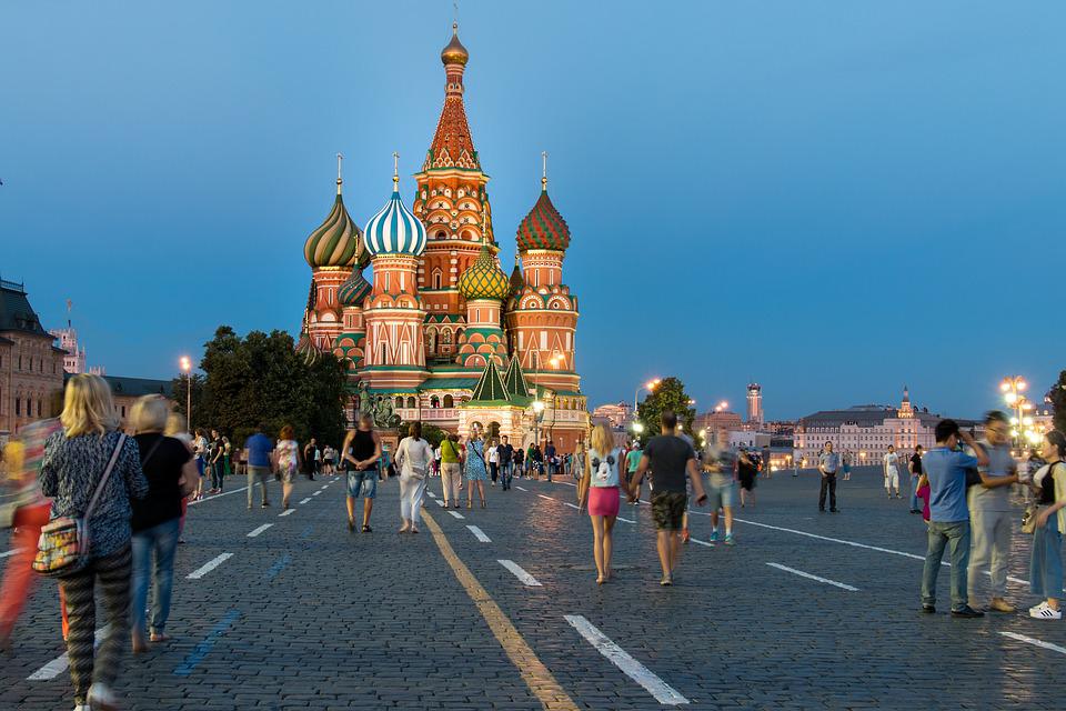 Mosca cattedrale di San Basilio al crepuscolo con passanti in strada