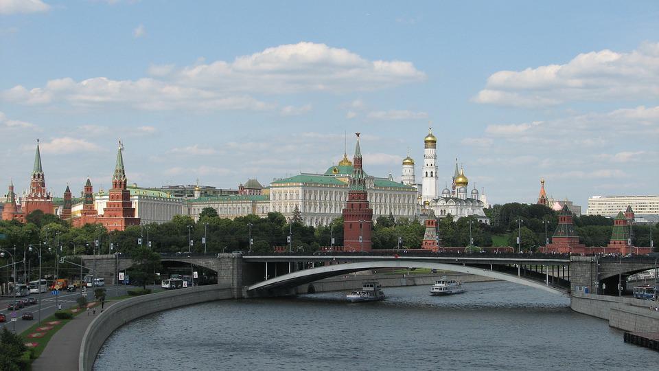 città di Mosca in lontananza vista dal fiume