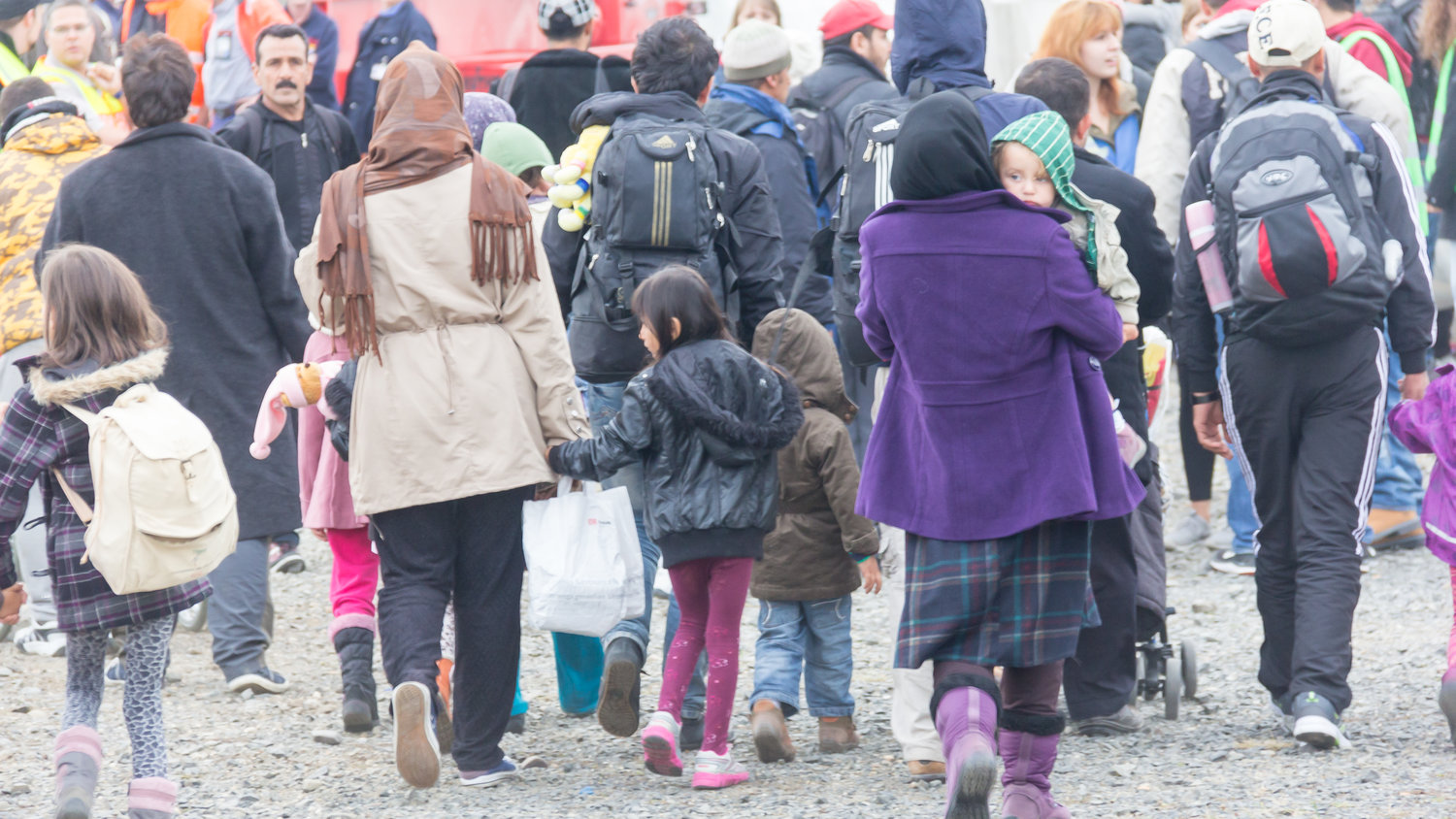 rifugiati che camminano in gruppo