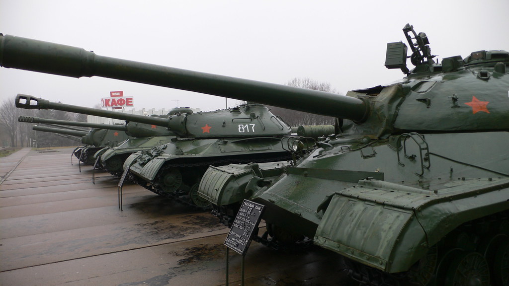 carri armati russi schierati uno di fianco all'altro