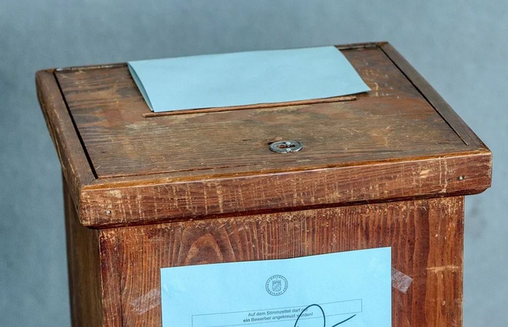 urna elettorale di legno