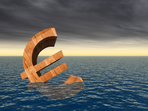 simbolo dell'euro che galleggia sul mare