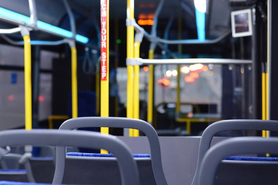 bus urbano senza passeggeri visto dall'interno