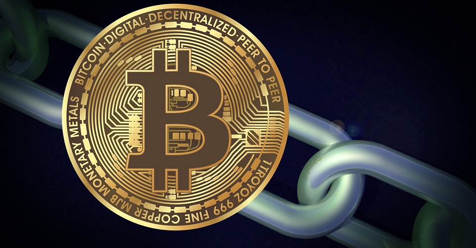 gettone di Bitcoin e catena di metallo su sfondo nero