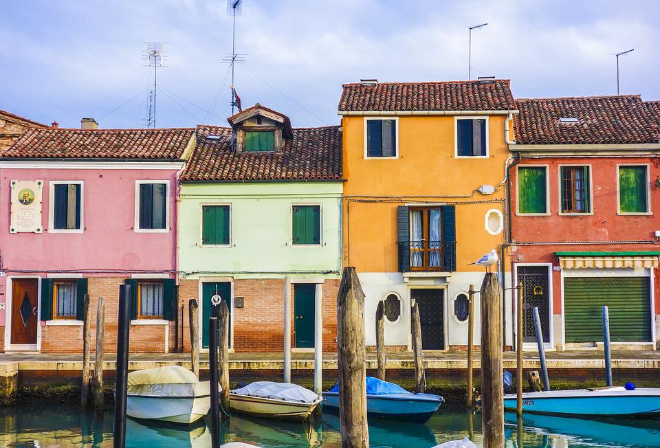 case di Venezia di vari colori che affacciano sul canale con gondole ormeggiate