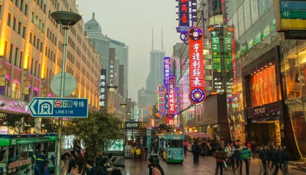 insegne luminose di una via dello shopping in una città della Cina