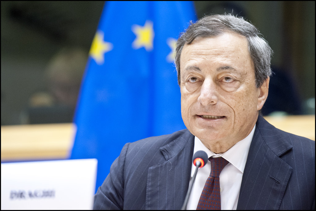 primo piano di Mario Draghi con bandiera Ue sullo sfondo