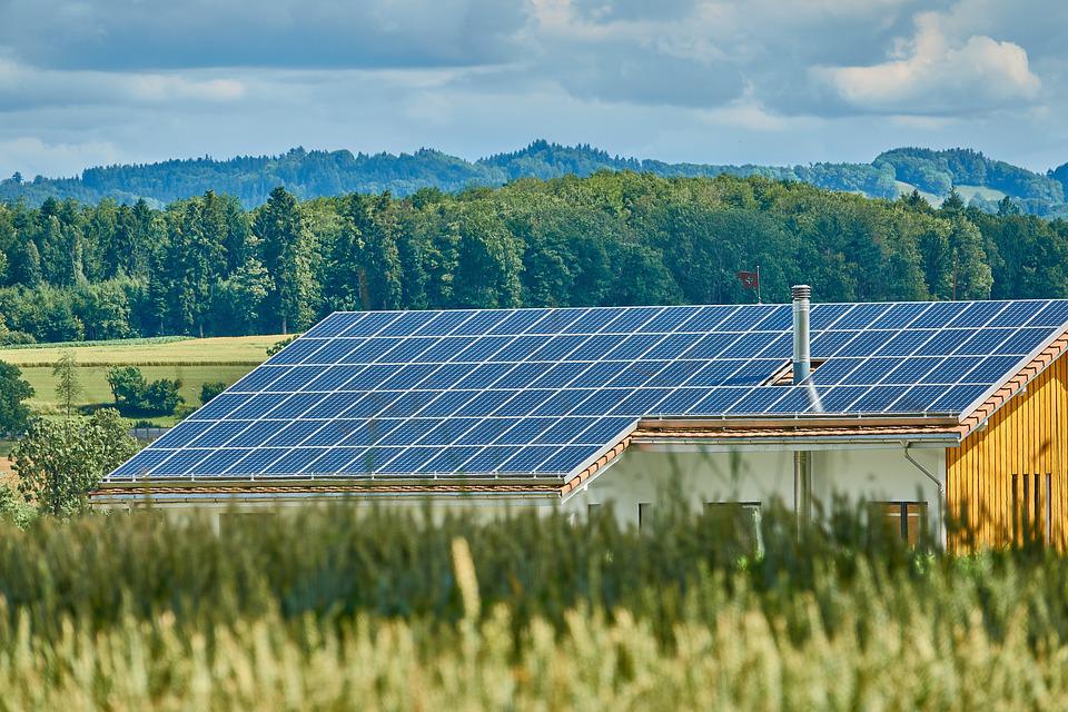 pannelli solari su tetto spiovente di fabbricato agricolo immerso nel verde