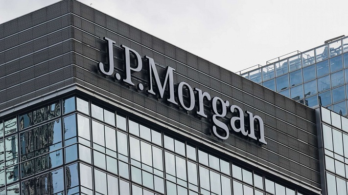 scritta JP Morgan campeggia sulla vetrata di un grattacelo