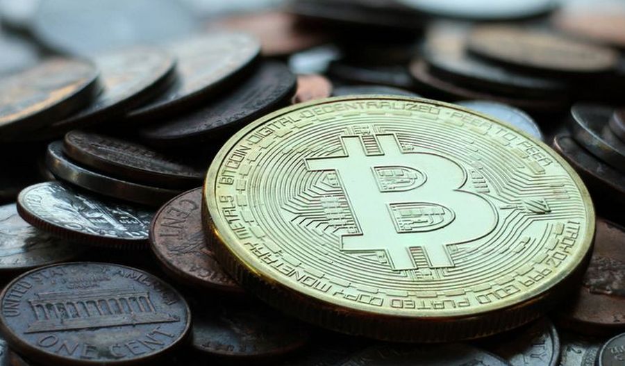 un token di Bitcoin tra vari gettoni e monete