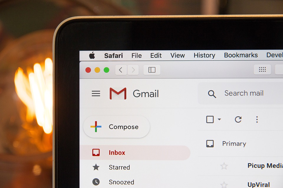 posta elettronica Gmail sullo schermo di un iPhone