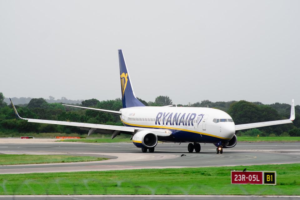 aereo Ryanair su pista di atterraggio