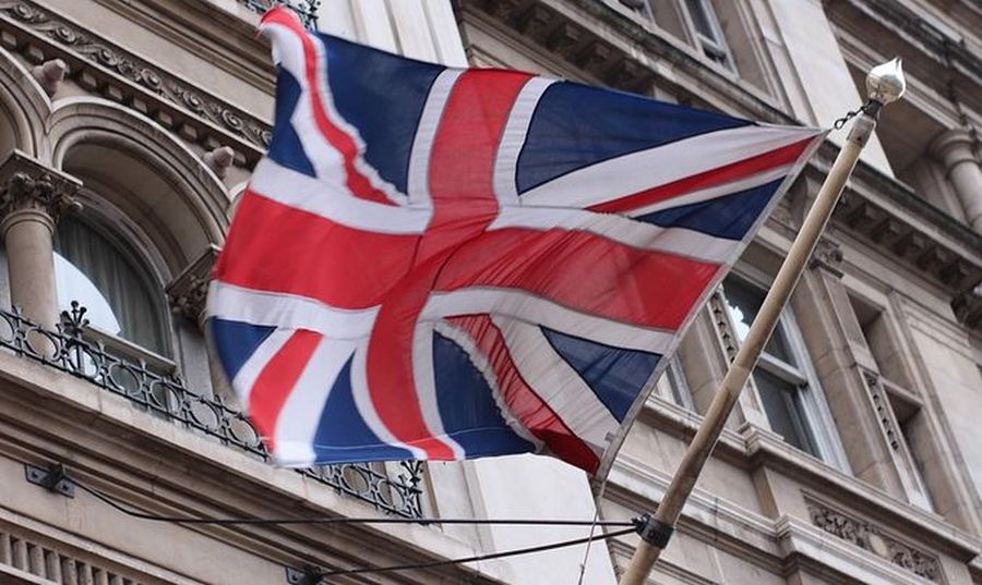 bandiera del Regno Unito sventola sul fronte di un palazzo