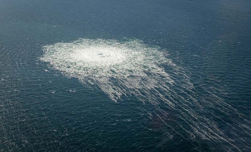 fuga di gas che affiora sulla superficie dell'acqua nel Mar Baltico