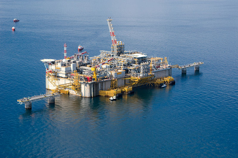piattaforma per l'estrazione di gas in mare aperto