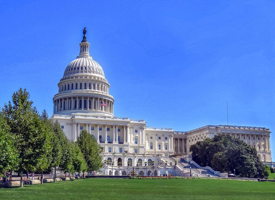 palazzo del Parlamento Usa con cielo azzurro
