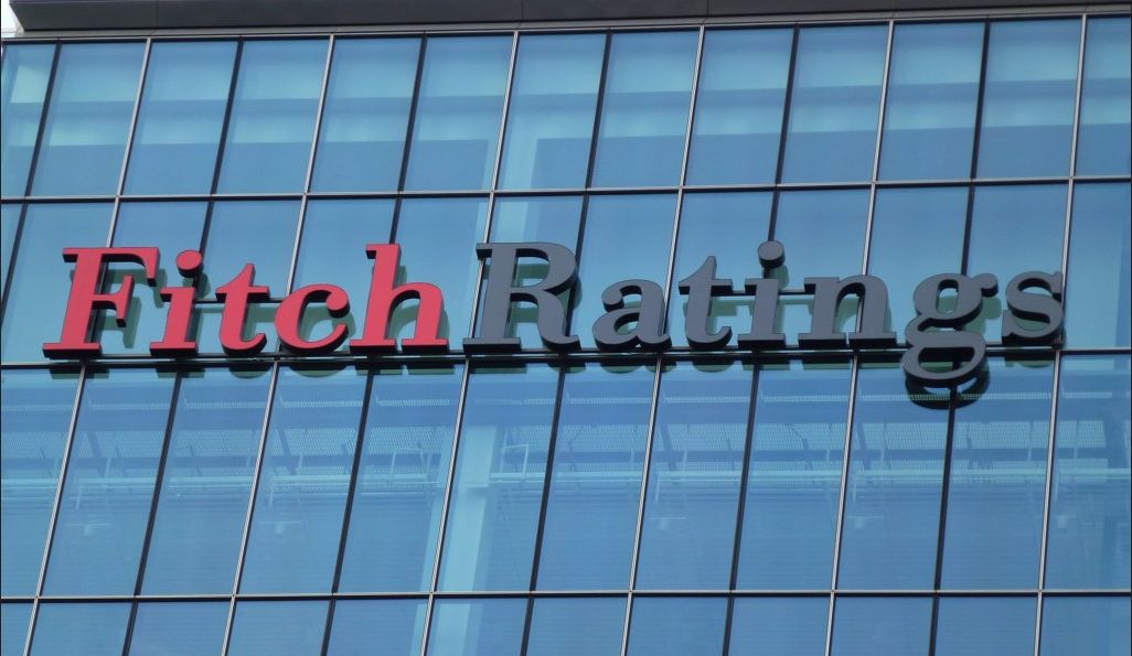 vetrata di un palazzo con insegna Fitch Ratings