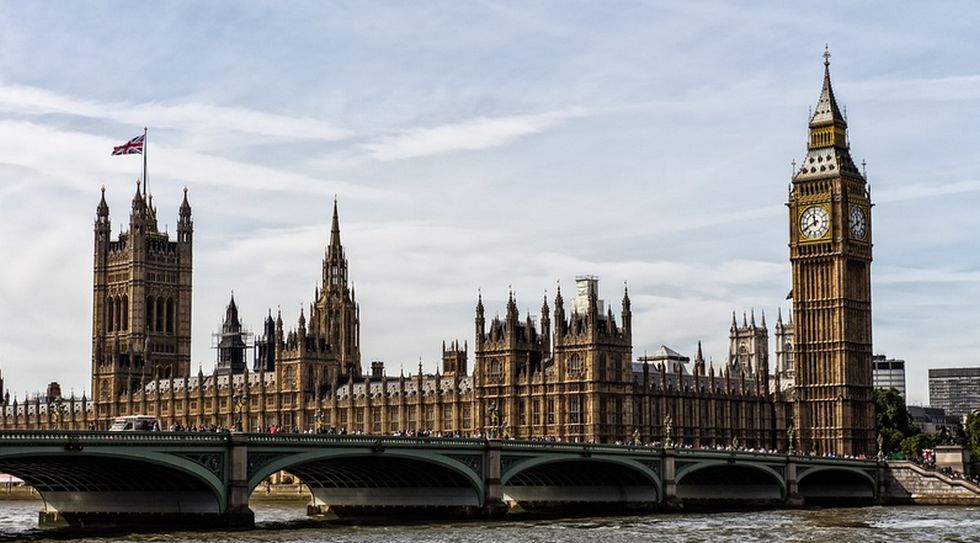 Londra vista dal fiume con Big Ben e palazzo del Parlamento