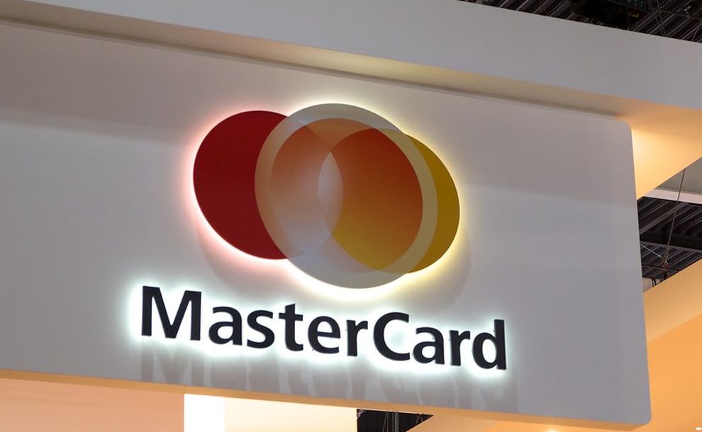 insegna luminosa con logo Mastercard