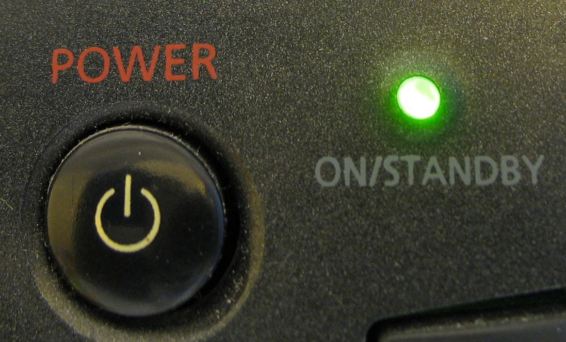 pulsante accensione con scritta "power" e led verde stand-by acceso