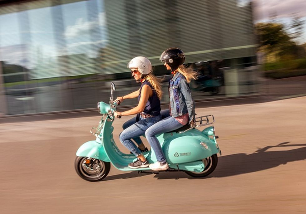 due ragazze su uno scooter elettrico