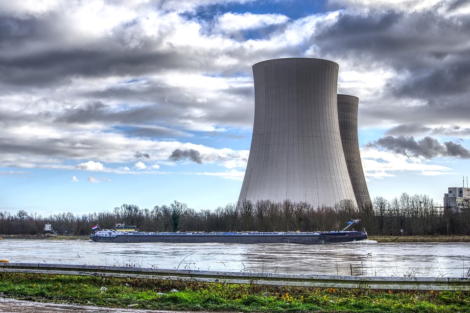 centrale nucleare vicino alle sponde di un fiume