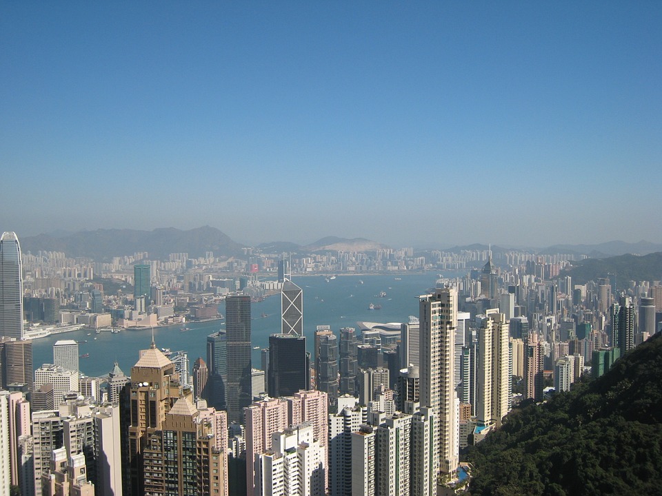 vista dall'alto dei grattacieli di Hong Kong e del fiume della città