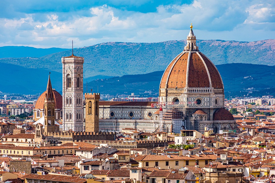 vista della città di Firenze con il duomo e le montagne sullo sfondo