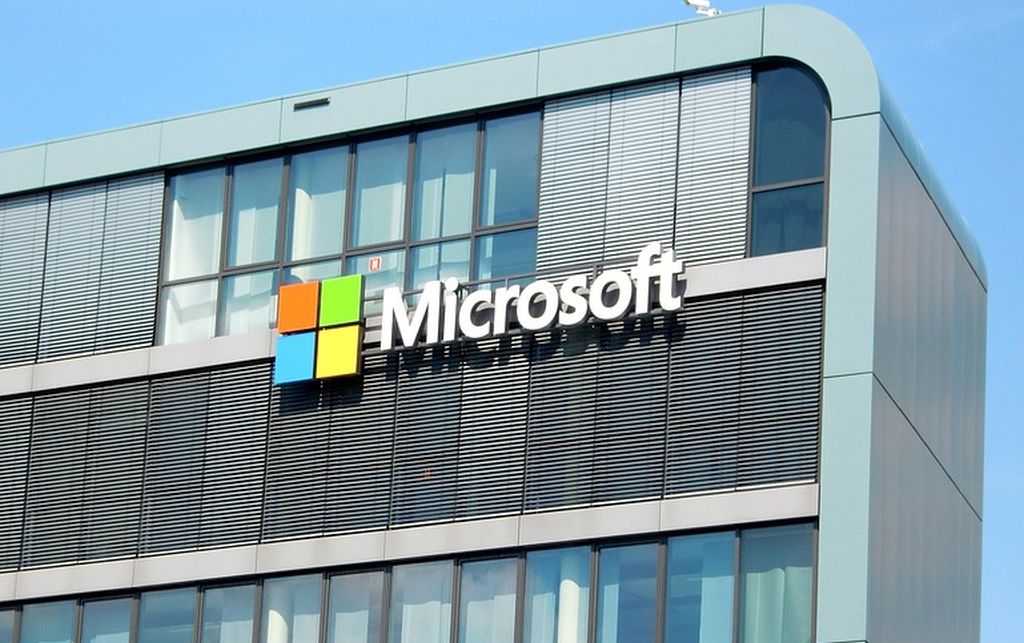 logo e scritta Microsoft sulla vetrata di un palazzo