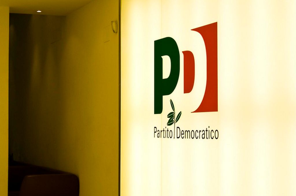 simbolo del Pd sulla parete all'interno di una sede del partito