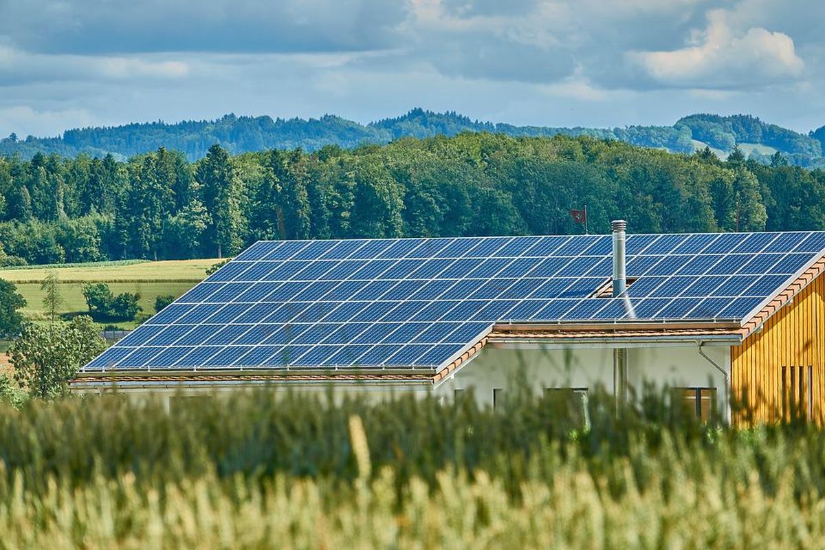 pannelli solari installati su un fabbricato agricolo in aperta campagna