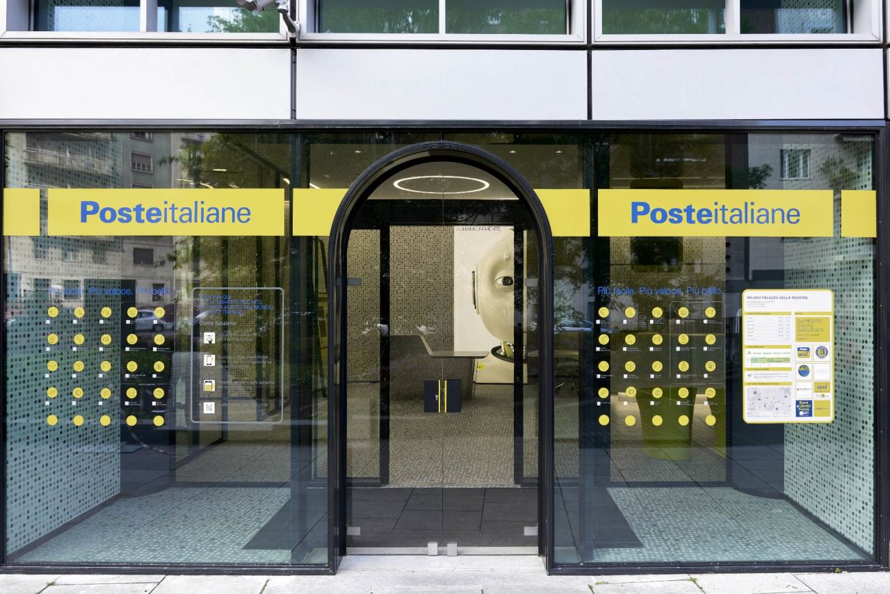 l'ingresso con vetrata di un ufficio postale di Poste Italiane