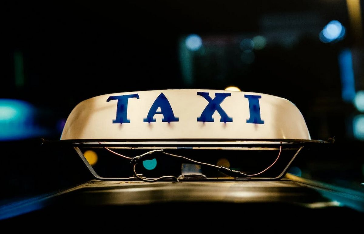 l'insegna luminosa con la scritta Taxi che si trova sulle auto adibite a tale funzione