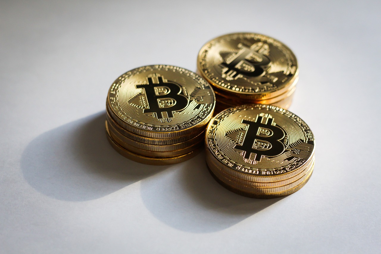 tre piccole pile di gettoni di Bitcoin su un piano