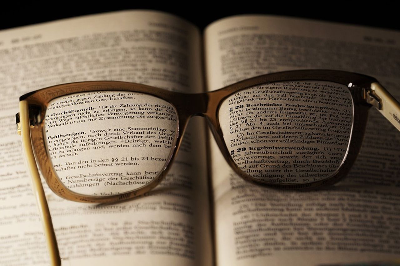 occhiali da vista posati sulle pagine di un libro