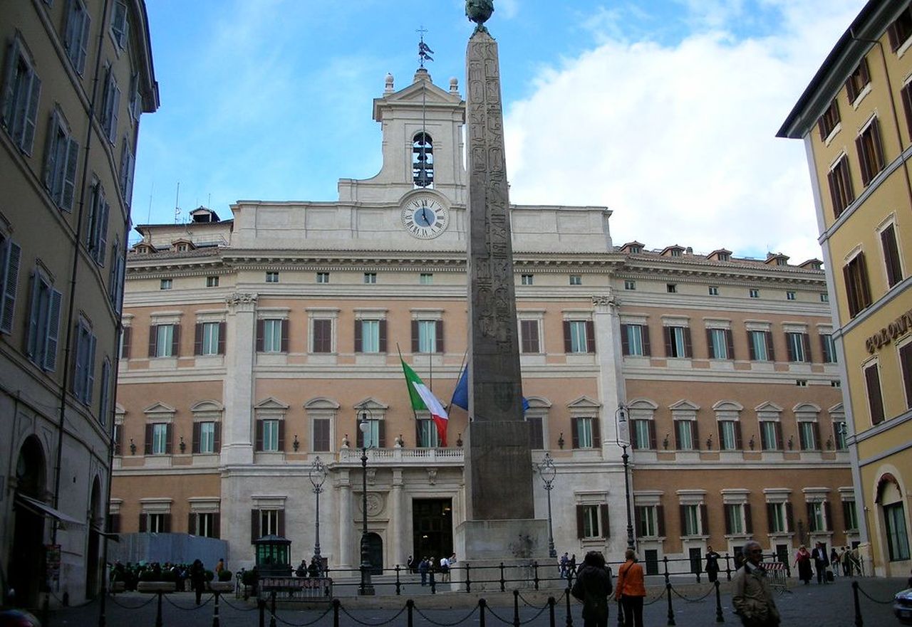 Il fronte di Palazzo Montecitorio e l'obelisco visti dalla piazzetta antistante