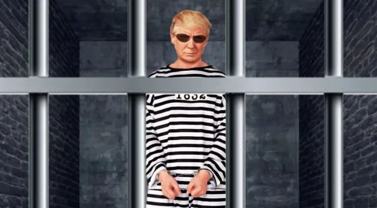 un NFT che rappresenta Trump dietro le sbarre con occhiali da sole e divisa da detenuto con righe bianche e nere