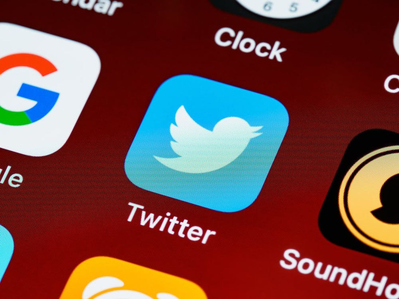 icona di Twitter insieme a quelle di altre app sullo schermo di uno smartphone