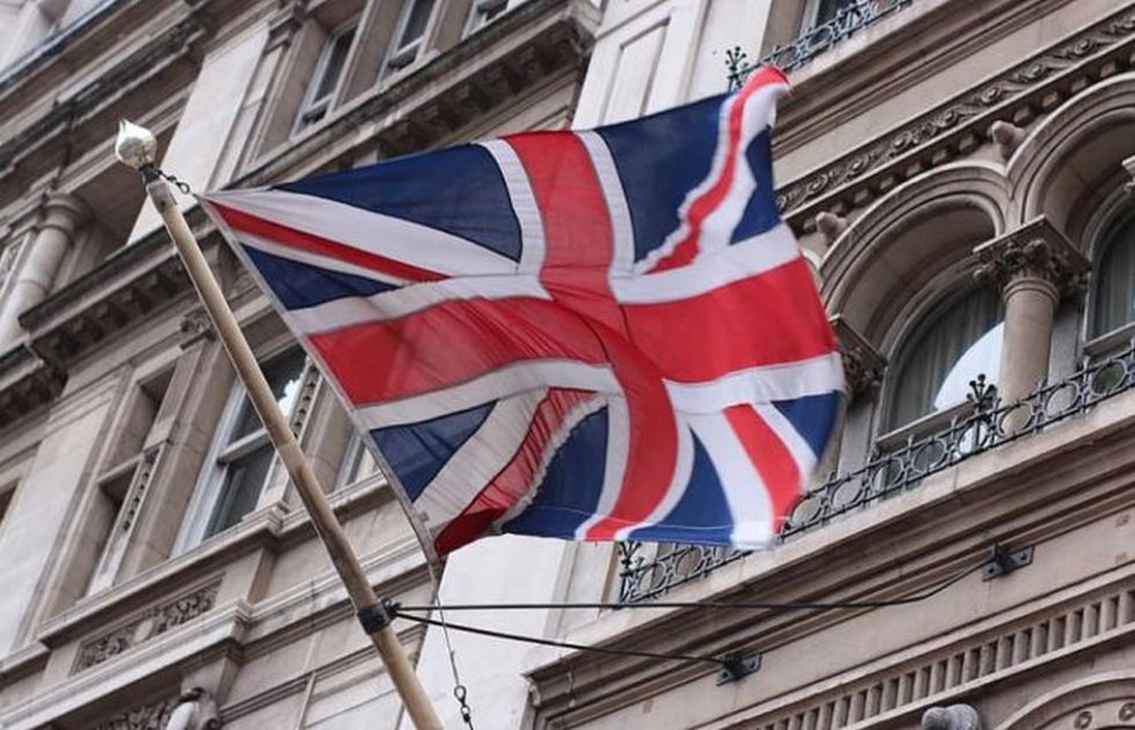 bandiera del Regno Unito che sventola fuori dai palazzi del Governo