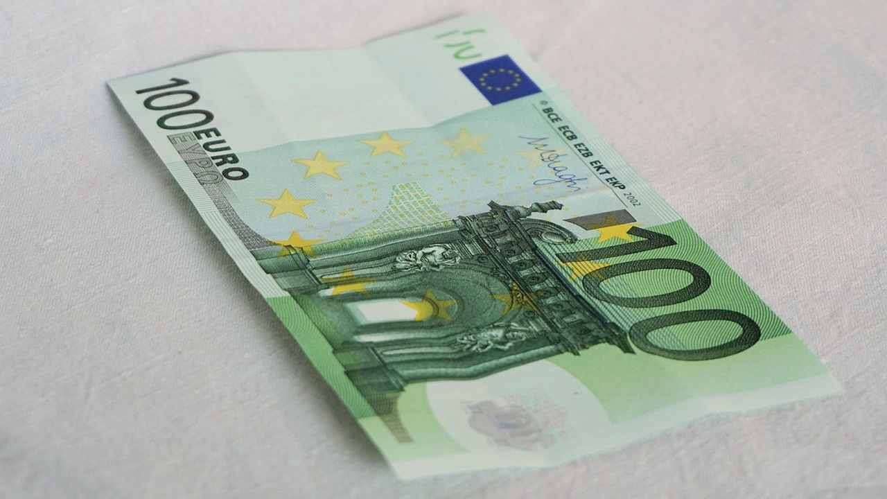 una banconota da 100 euro